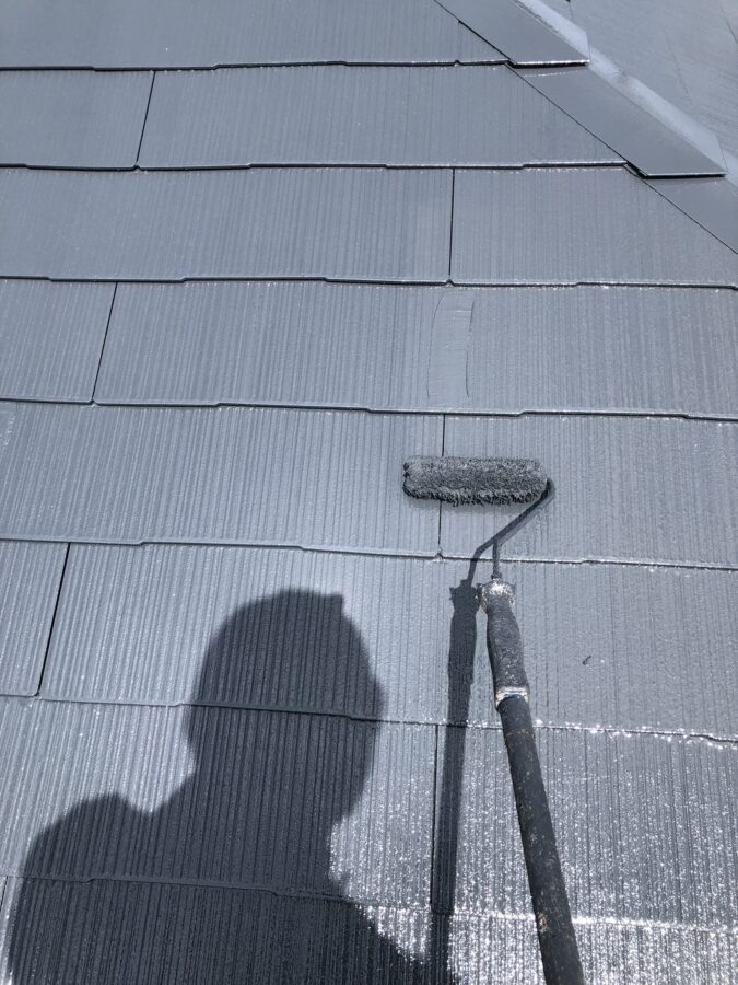 八王子市 8世帯アパート 外壁屋根塗装工事 二色塗り　屋根上塗り